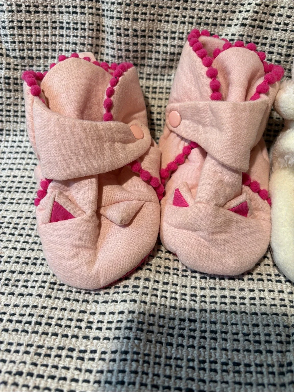 Lot of 3 baby slippers: size 3-6 months